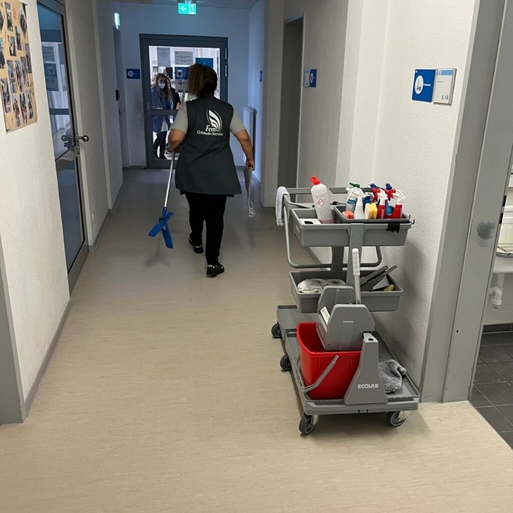 Reinigungskraft bei der Arbeit in einem Gebäude in Tübingen für Hygiene und Sauberkeit
