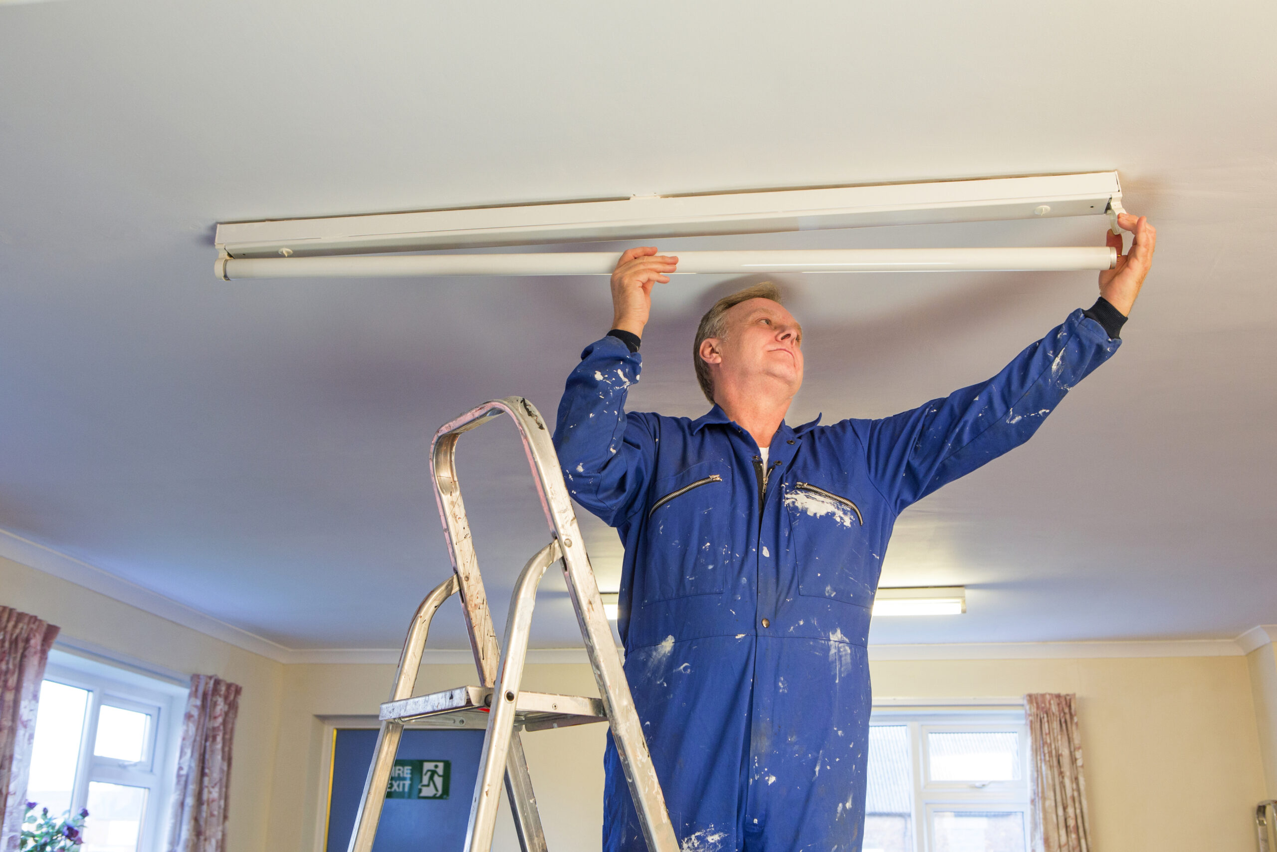 Facility Management Hausmeister wechselt Licht