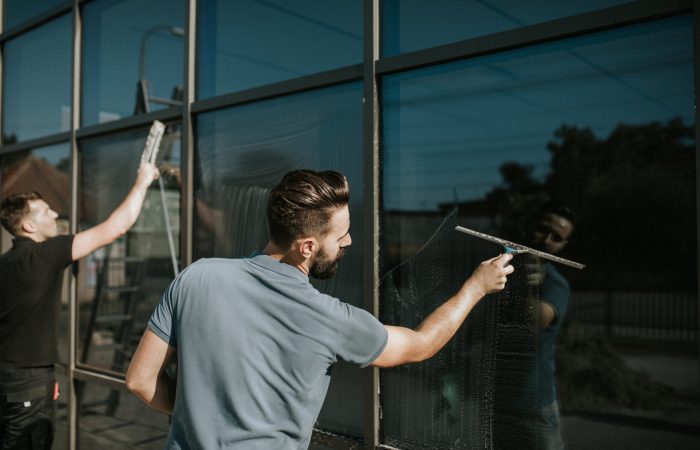 Gebäudereinigung Rottenburg Fenster putzen von zwei leuten